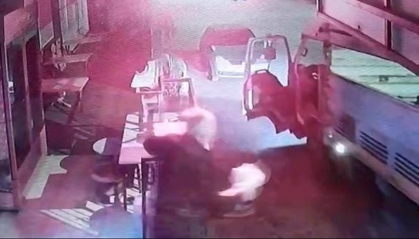 Park halindeki aracın freni boşaldı! Ölüm kalım savaşı