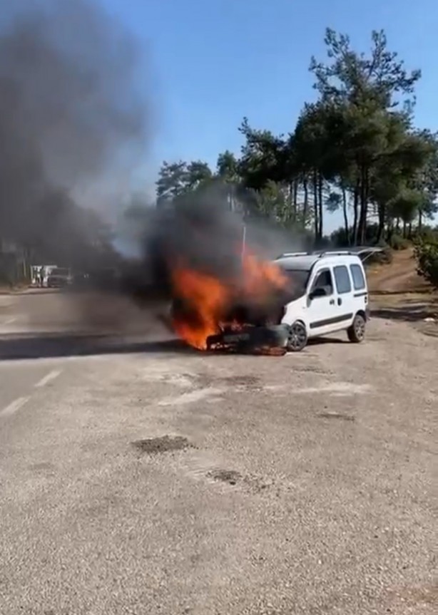 Foto - Park halindeki hafif ticari araç alev alev yandı