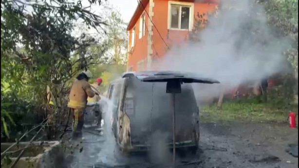 Foto - Park halindeki minibüs bir anda alev aldı sürücü son anda kurtuldu
