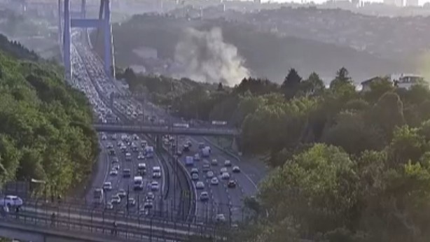 Park halindeki minibüs bir anda alev aldı sürücü son anda kurtuldu