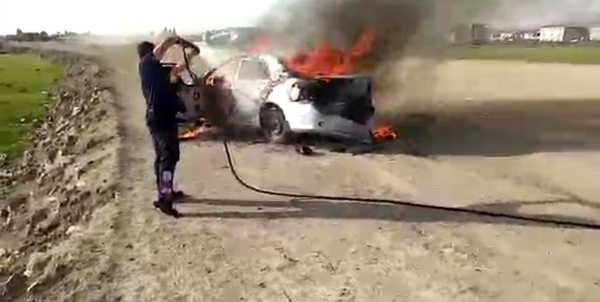 Foto - Park halindeki otomobil alev alev yandı