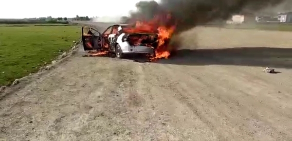 Foto - Park halindeki otomobil alev alev yandı