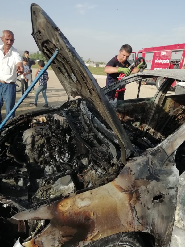 Foto - Park halindeki otomobil alev alev yandı