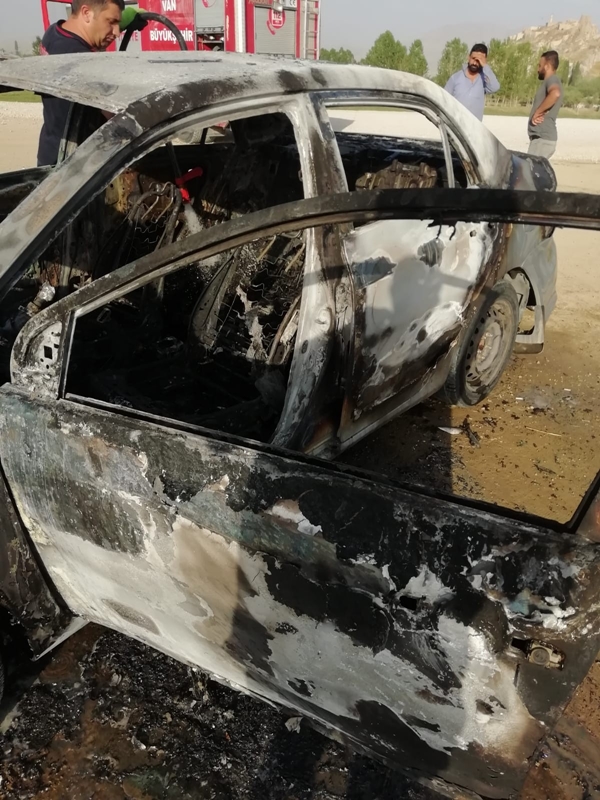 Foto - Park halindeki otomobil alev alev yandı