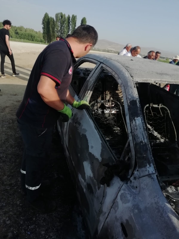 Foto - Park halindeki otomobil alev alev yandı