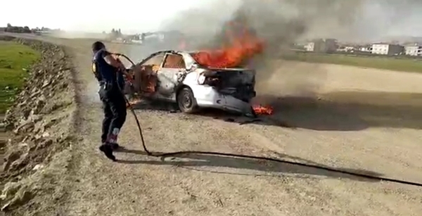 Park halindeki otomobil alev alev yandı