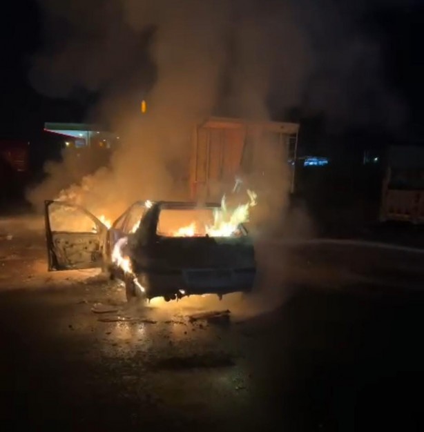 Foto - Park halindeki otomobil alev topuna döndü