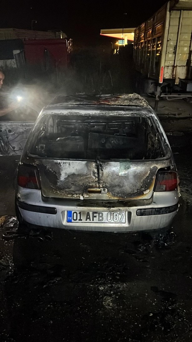 Foto - Park halindeki otomobil alev topuna döndü