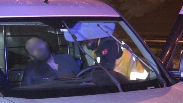 Foto - Park halindeki otomobilin içinde erkek cesedi bulundu