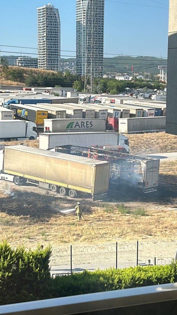 Foto - Park halindeki tır alev topuna döndü