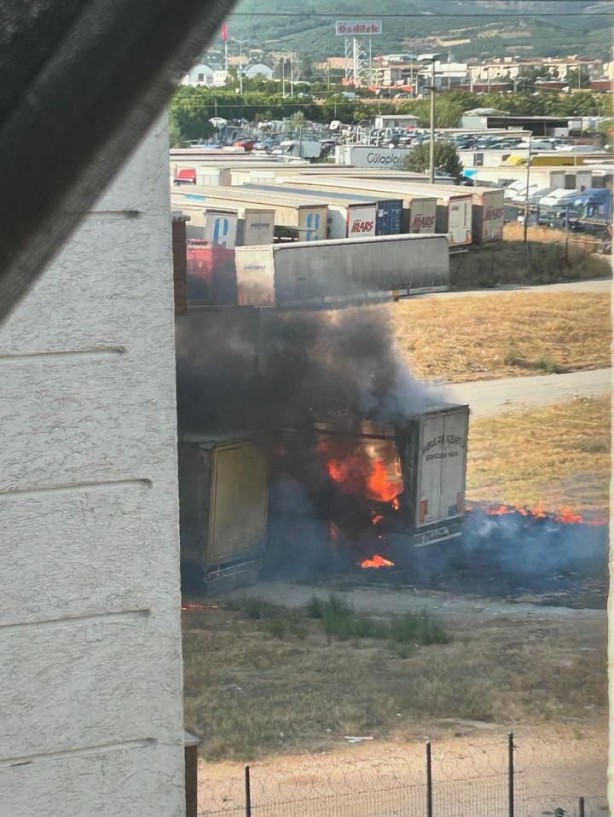 Foto - Park halindeki tır alev topuna döndü