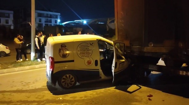 Foto - Park halindeki tıra çarptı, yaralanan arkadaşını araçta bırakıp kaçtı