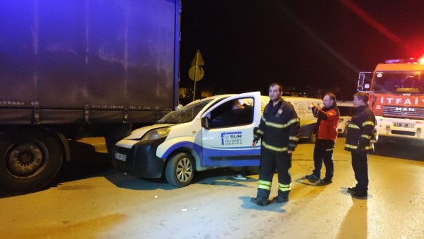 Foto - Park halindeki tıra çarptı, yaralanan arkadaşını araçta bırakıp kaçtı