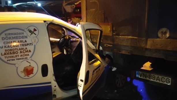 Foto - Park halindeki tıra çarptı, yaralanan arkadaşını araçta bırakıp kaçtı