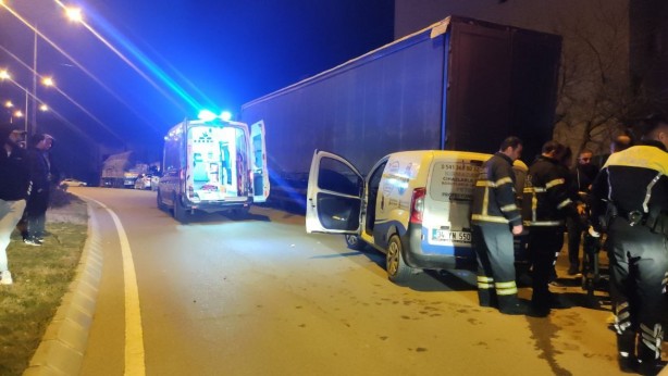 Foto - Park halindeki tıra çarptı, yaralanan arkadaşını araçta bırakıp kaçtı