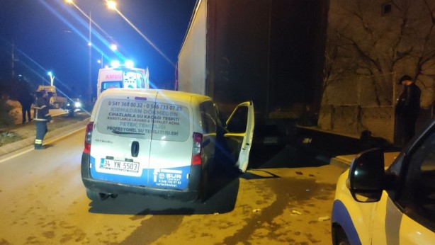 Foto - Park halindeki tıra çarptı, yaralanan arkadaşını araçta bırakıp kaçtı