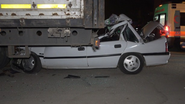 Park halindeki tıra ok gibi saplandı! Sürücü hayatını kaybetti