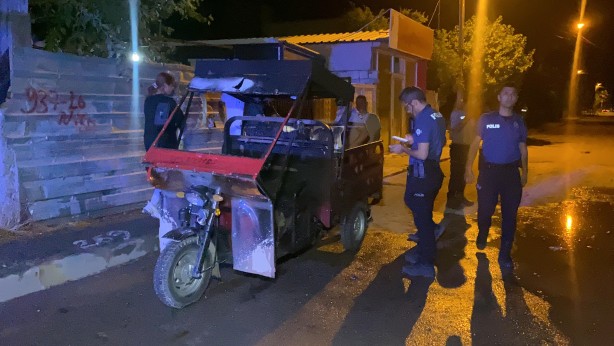 Park halindeki triportör alev alev yandı