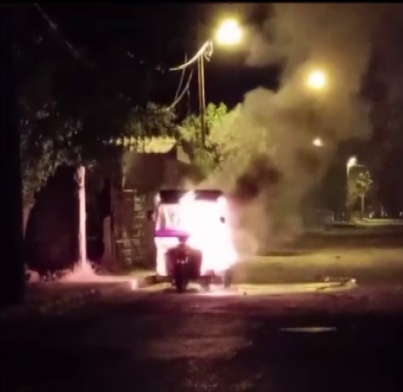 Foto - Park halindeki triportör alev alev yandı