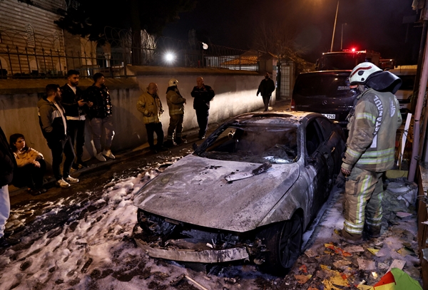 Park halindeyken yanan otomobil küle döndü