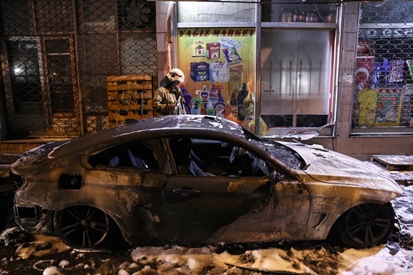 Foto - Park halindeyken yanan otomobil küle döndü