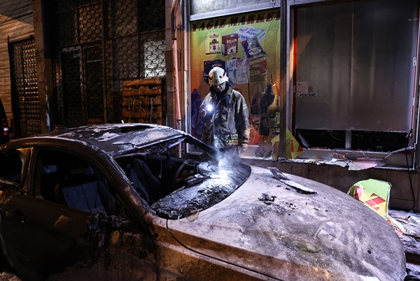 Foto - Park halindeyken yanan otomobil küle döndü