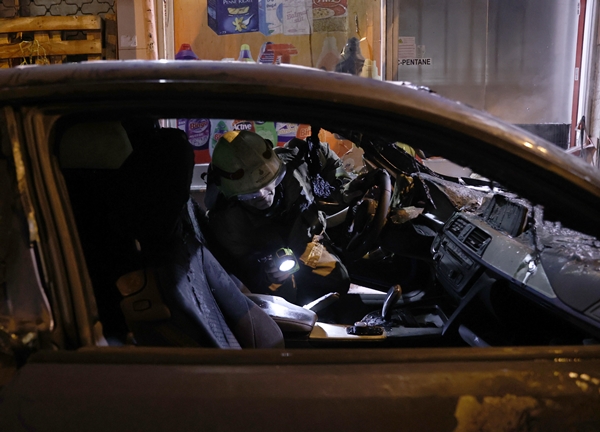 Foto - Park halindeyken yanan otomobil küle döndü