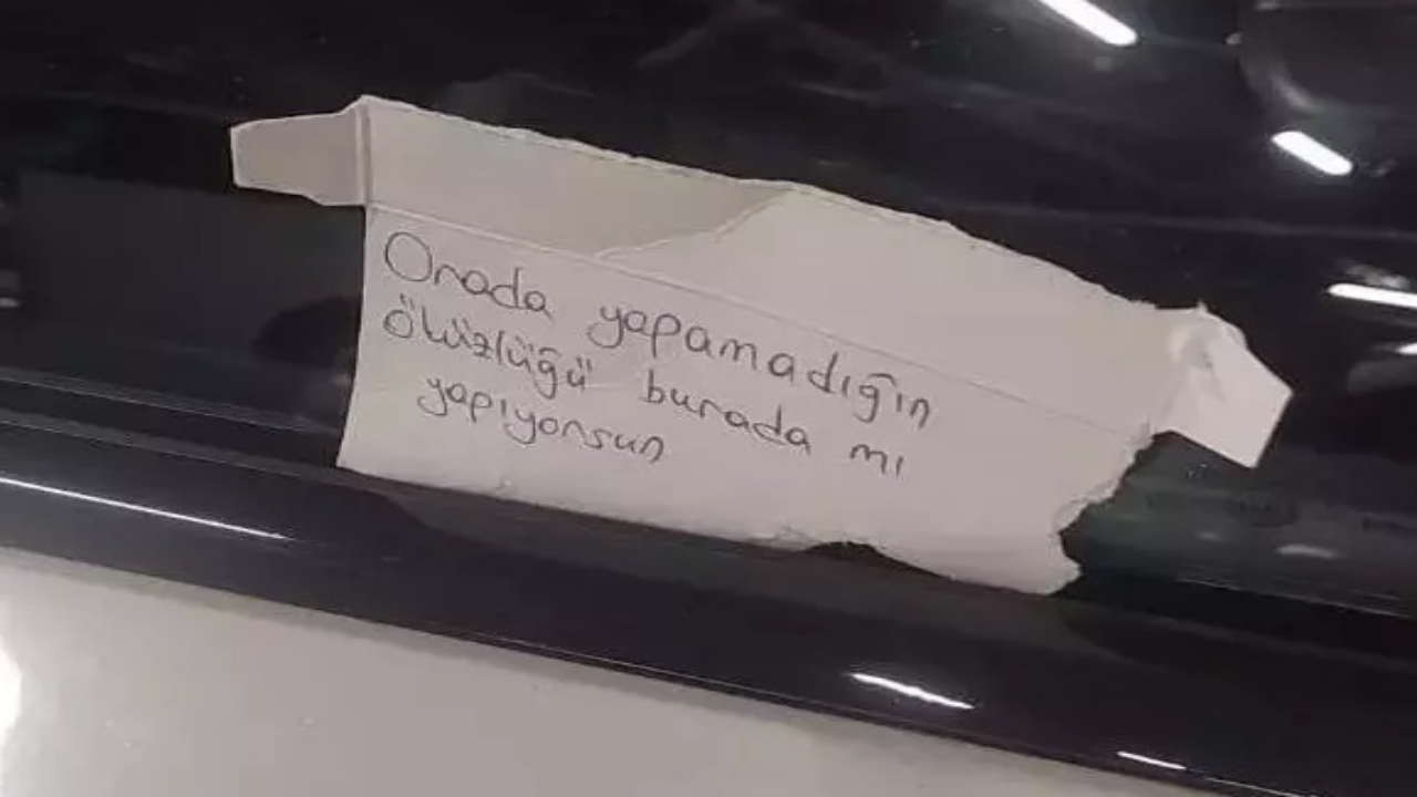 Foto - Park ihlali yapan gurbetçinin arabasına bırakılan not gündem oldu! Herkes bunu konuşuyor