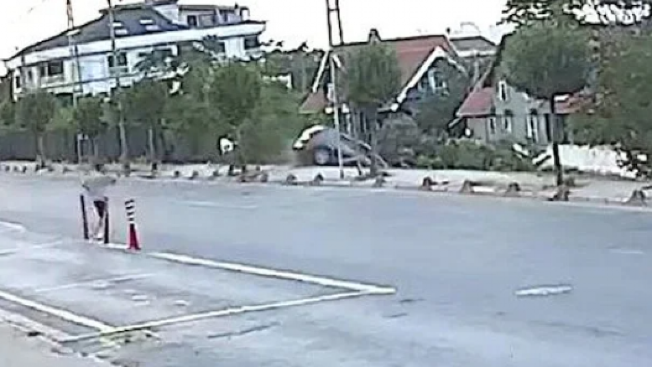 Park sınavını geçemedi: Pedalları karıştırdı dereye uçtu!