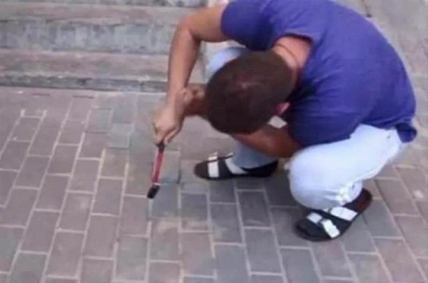 Parke taşlarını tek tek söktü! Altından çıkanı gören gözlerine inanamadı!