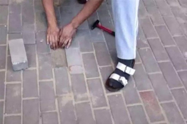 Foto - Parke taşlarını tek tek söktü! Altından çıkanı gören gözlerine inanamadı!