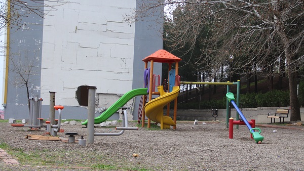 Parklar çocuksuz, evler insansız kaldı