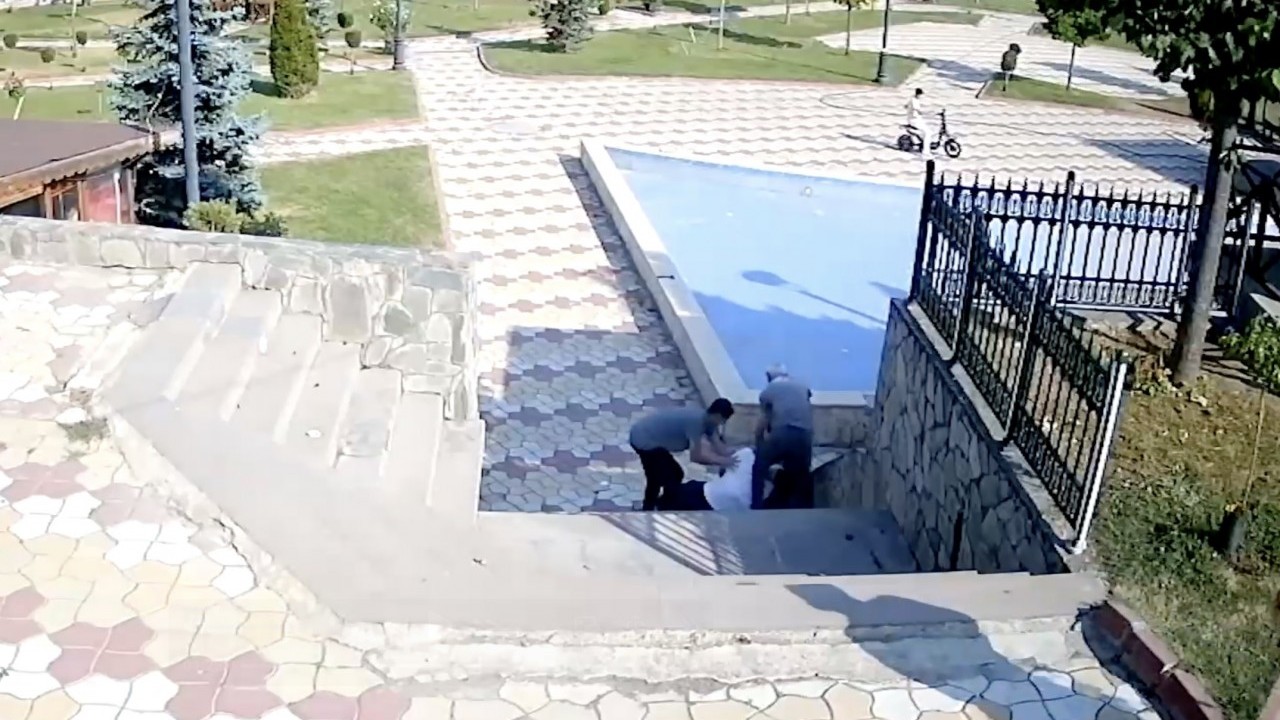 İsyan etmemek elde değil: Parkta uygunsuz hareketlerde bulunan kişileri uyaran muhtarın başına bakın ne geldi