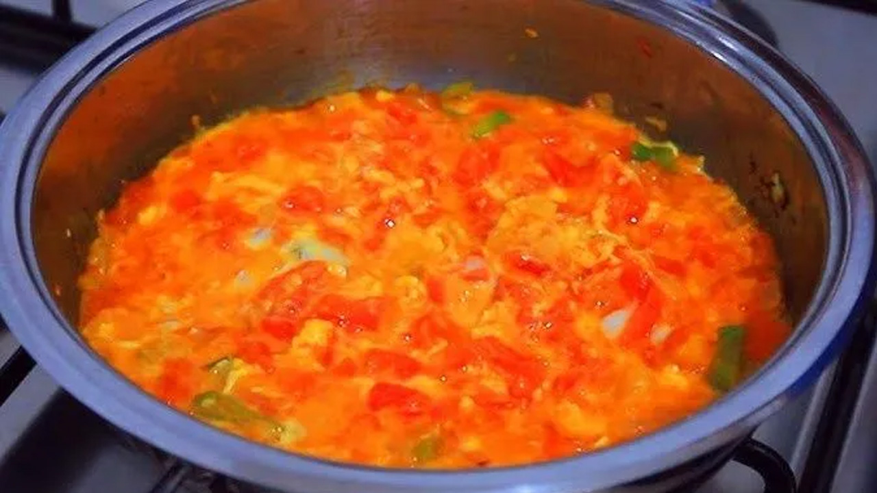 Foto - Parmaklarınızı yiyeceksiniz! İşte gerçek şeflerin hazırladığı menemen tarifi