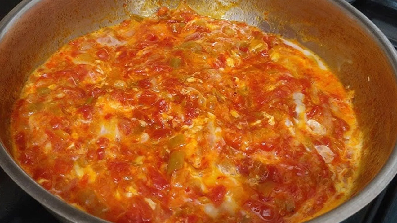 Foto - Parmaklarınızı yiyeceksiniz! İşte gerçek şeflerin hazırladığı menemen tarifi