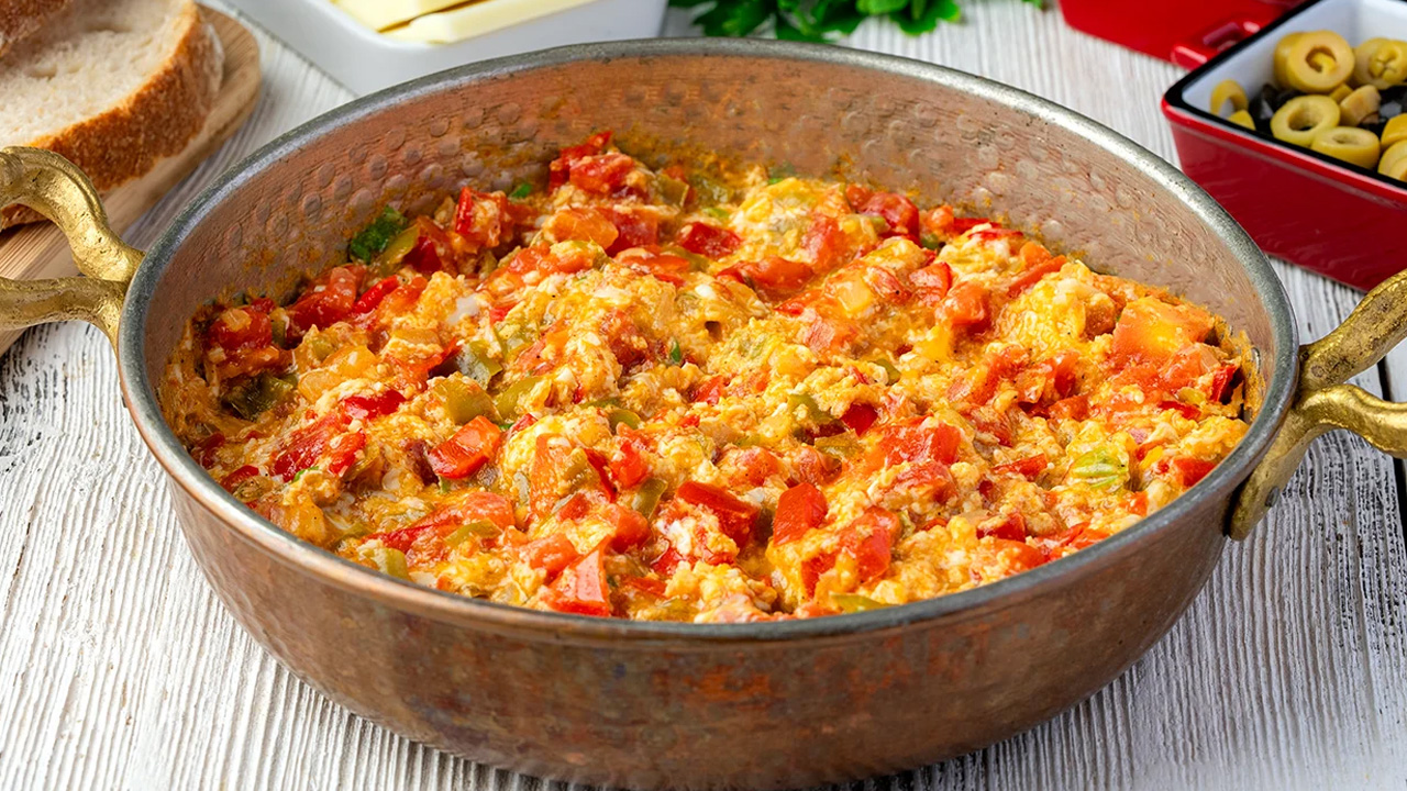 Parmaklarınızı yiyeceksiniz! İşte gerçek şeflerin hazırladığı menemen tarifi