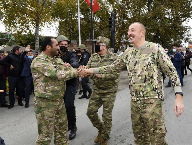 Foto - Paşinyan'ı çıldırtacak görüntüler! Aliyev bayrağı göndere çekti