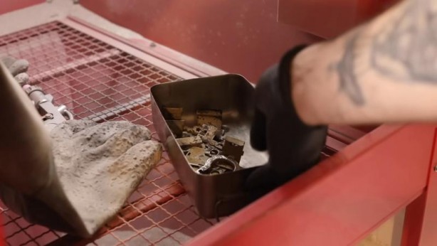 Foto - Paslanmış eski kilidi restore ederken gözlerine inanamadı! İçinden bakın neler çıktı