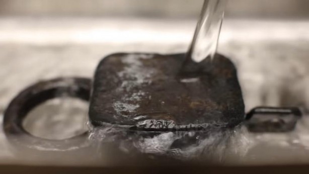 Foto - Paslanmış eski kilidi restore ederken gözlerine inanamadı! İçinden bakın neler çıktı