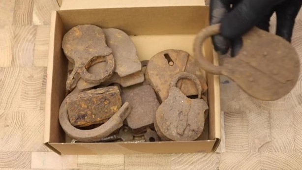 Paslanmış eski kilidi restore ederken gözlerine inanamadı! İçinden bakın neler çıktı
