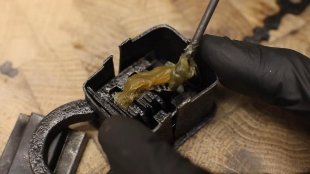 Foto - Paslanmış eski kilidi restore ederken gözlerine inanamadı! İçinden bakın neler çıktı