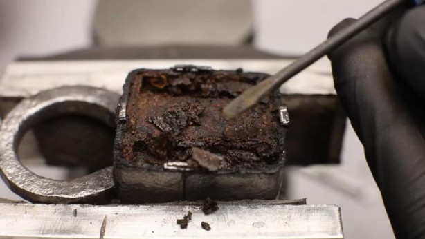 Foto - Paslanmış eski kilidi restore ederken gözlerine inanamadı! İçinden bakın neler çıktı