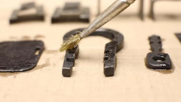 Foto - Paslanmış eski kilidi restore ederken gözlerine inanamadı! İçinden bakın neler çıktı