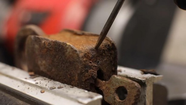 Foto - Paslanmış eski kilidi restore ederken gözlerine inanamadı! İçinden bakın neler çıktı