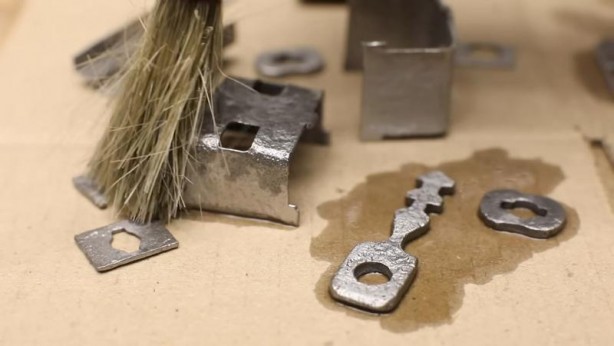 Foto - Paslanmış eski kilidi restore ederken gözlerine inanamadı! İçinden bakın neler çıktı