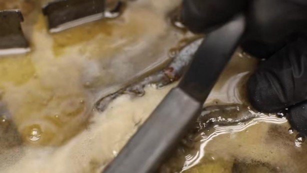 Foto - Paslanmış eski kilidi restore ederken gözlerine inanamadı! İçinden bakın neler çıktı