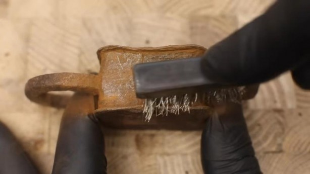 Foto - Paslanmış eski kilidi restore ederken gözlerine inanamadı! İçinden bakın neler çıktı