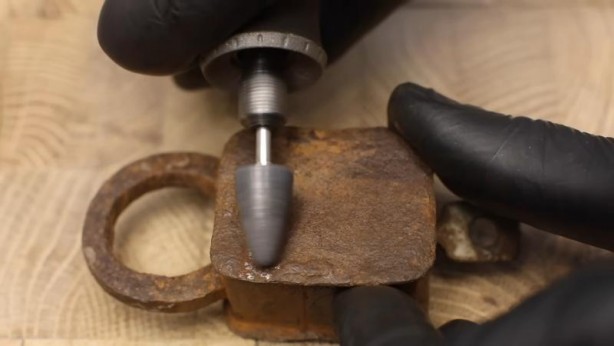 Foto - Paslanmış eski kilidi restore ederken gözlerine inanamadı! İçinden bakın neler çıktı