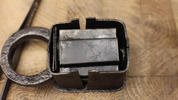 Foto - Paslanmış eski kilidi restore ederken gözlerine inanamadı! İçinden bakın neler çıktı