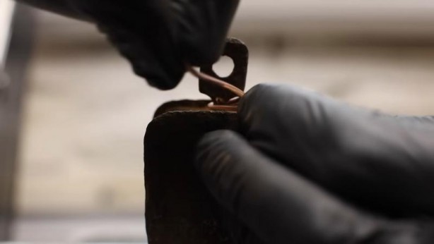 Foto - Paslanmış eski kilidi restore ederken gözlerine inanamadı! İçinden bakın neler çıktı